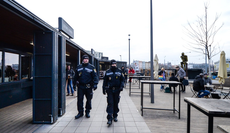 Opilé i agresivní bezdomovce a narkomany mají z okolí hlavního vlakového nádraží vytlačit četné policejní kontroly