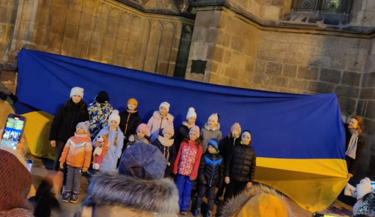 Skromná akce na náměstí připomněla rok trvající válku na Ukrajině