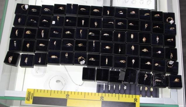 Zloděj prchající s platem prstenů skončil v náručí policistů