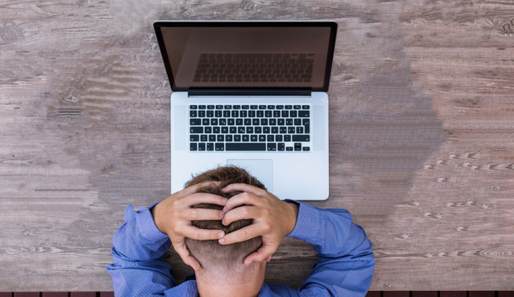 Podvodníci slibovali obětem výnosné investice a strašili je nabouráním do jejich účtu. Pak je připravili o balík