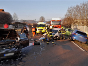 Hromadná nehoda čtyř osobáků ochromila provoz ve Starém Plzenci, na místě zasahovali hasiči i záchranáři