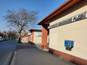 U fakultní nemocnice na Borech vznikne přes 50 parkovacích míst, dojde i na kácení stromů