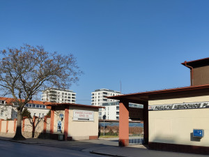 U fakultní nemocnice na Borech vznikne přes 50 parkovacích míst, dojde i na kácení stromů