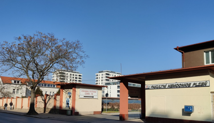 U fakultní nemocnice na Borech vznikne přes 50 parkovacích míst, dojde i na kácení stromů