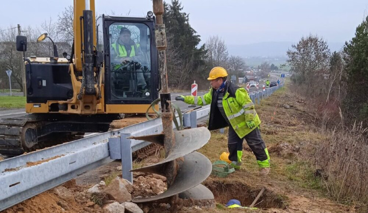 U Paceřic staví silničáři protihlukovou stěnu. Práce potrvají do června