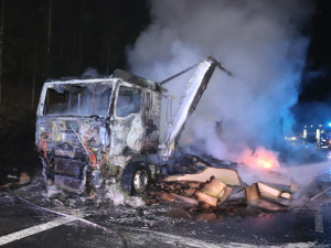 VIDEO: Požár kamionu naloženého kartonem uzavřel dálnici D5, škoda je přes milion korun