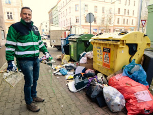 Čistá Plzeň vytipovala nejkritičtější místa ve městě, kde se hromadí nejvíce odpadků. Bude tam navíc zajíždět speciální úklidový vůz