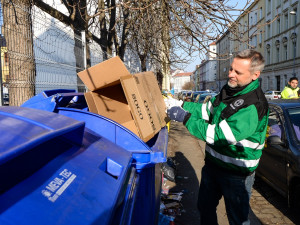 Do úklidu s odpadky se zapojil se společností Čistá Plzeň také technický náměstek primátora Pavel Bosák