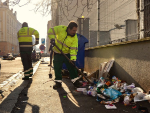 Čistá Plzeň vytipovala nejkritičtější místa ve městě, kde se hromadí nejvíce odpadků. Bude tam navíc zajíždět speciální úklidový vůz