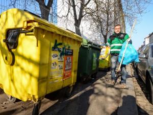 Do úklidu s odpadky se zapojil se společností Čistá Plzeň také technický náměstek primátora Pavel Bosák