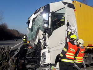 Dálnici D5 ochromila nehoda kamionu, který smetl přívěs vozidla silničářů. Řidič utrpěl těžké zranění