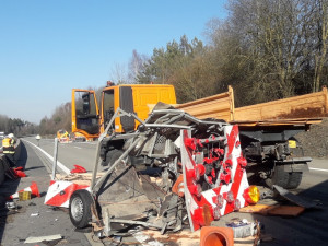 Dálnici D5 ochromila nehoda kamionu, který smetl přívěs vozidla silničářů. Řidič utrpěl těžké zranění