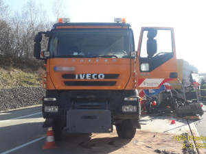 Dálnici D5 ochromila nehoda kamionu, který smetl přívěs vozidla silničářů. Řidič utrpěl těžké zranění