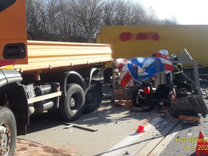 Dálnici D5 ochromila nehoda kamionu, který smetl přívěs vozidla silničářů. Řidič utrpěl těžké zranění