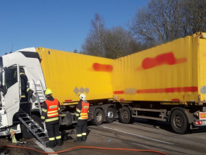 Dálnici D5 ochromila nehoda kamionu, který smetl přívěs vozidla silničářů. Řidič utrpěl těžké zranění