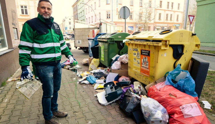 Do úklidu s odpadky se zapojil se společností Čistá Plzeň také technický náměstek primátora Pavel Bosák