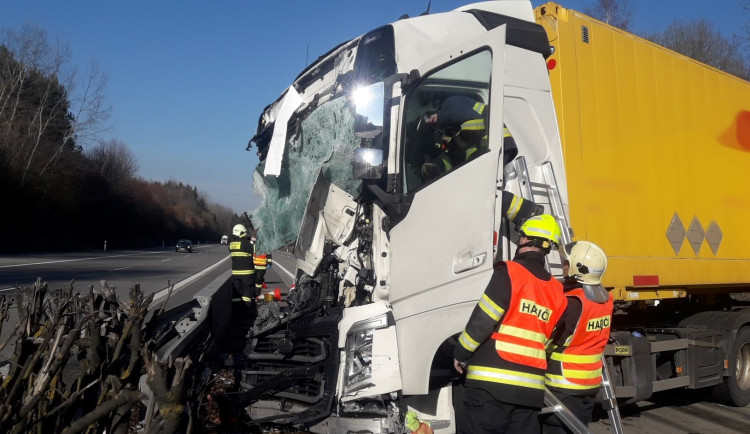 Dálnici D5 ochromila nehoda kamionu, který smetl přívěs vozidla silničářů. Řidič utrpěl těžké zranění
