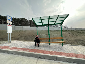 Redaktorka Plzeňské Drbny Zuzana Duzbabová názorně předvádí funkčnost zastávky, která pobavila celé Česko