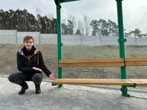 Redaktorka Plzeňské Drbny Zuzana Duzbabová názorně předvádí funkčnost zastávky, která pobavila celé Česko