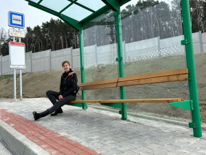 Redaktorka Plzeňské Drbny Zuzana Duzbabová názorně předvádí funkčnost zastávky, která pobavila celé Česko