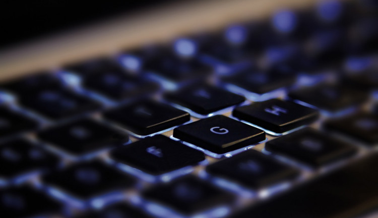 Žena při prodeji autosedačky naletěla podvodníkovi. Řekla mu údaje ke kartě