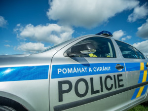 Bravurním PIT manévrem zastavilo policejní auto při dramatické honičce ujíždějící automobil VW Golf