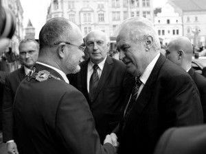 Rok 2015, bývalý primátor Martin Zrzavecký vítá prezidenta před budovou magistrátu.