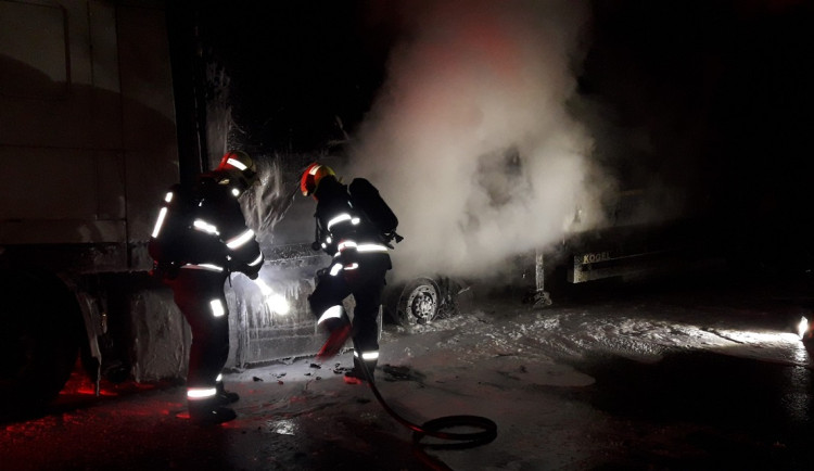 Hasiči opět vyjížděli na dálnici D5 k požáru kamionu, škoda jde do statisíců