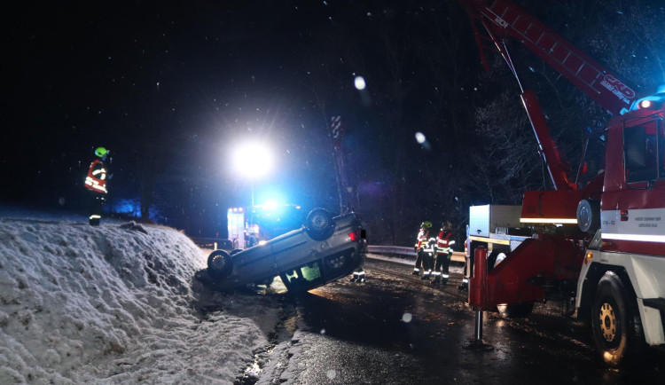 Jízdu v chumelenici ukončila překvapená řidička vzhůru nohama
