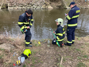 Pod hrází přehrady plavaly desítky mrtvých ryb, odborníci z laboratoře sbírají vzorky vody