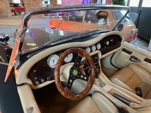 V bývalé trolejbusové hale vzniká unikátní muzeum historických motocyklů a automobilů. Vystavuje i nejnebezpečnější motorku