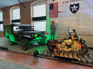 V bývalé trolejbusové hale vzniká unikátní muzeum historických motocyklů a automobilů. Vystavuje i nejnebezpečnější motorku