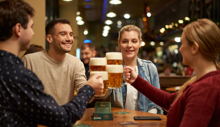 České ženy dávají přednost pivu před vínem, pochvalují si také útulnost a čistotu hospod