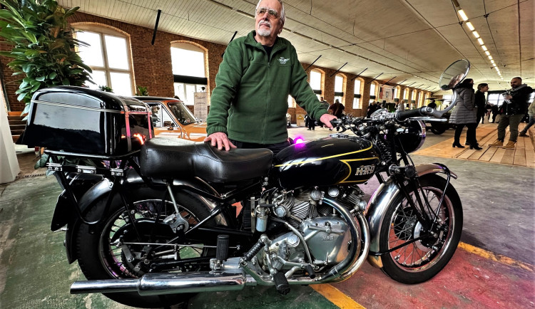 Sběratel Petr Hošťálek s proslulým smrtícím motocyklem Vincent HRD