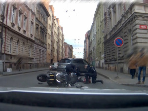 VIDEO: Zraněnému motorkáři poskytli první pomoc policisté z nedávno zavedené pořádkové jednotky