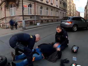 VIDEO: Zraněnému motorkáři poskytli první pomoc policisté z nedávno zavedené pořádkové jednotky
