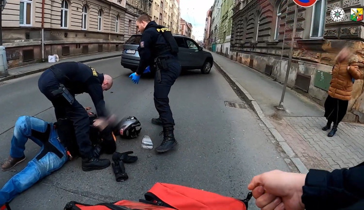 VIDEO: Zraněnému motorkáři poskytli první pomoc policisté z nedávno zavedené pořádkové jednotky
