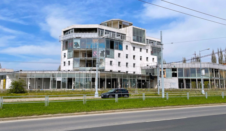 Skleněné peklo půjde k zemi nejpozději ke konci září příštího roku. Obří černá stavba hyzdí město už čtvrtstoletí