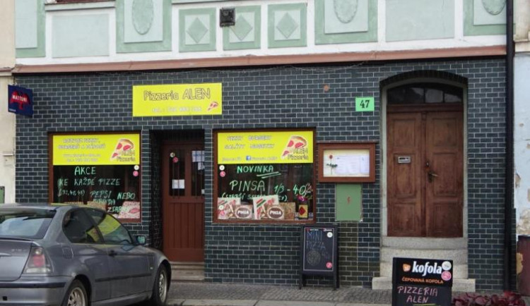 Chybějící teplá voda a špatná hygiena. Inspekce zavřela pizzerii v Chrastavě