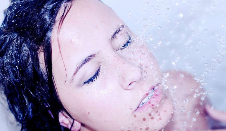 Šetřit snižováním teploty vody se nemusí vyplatit. Hrozbou je legionella