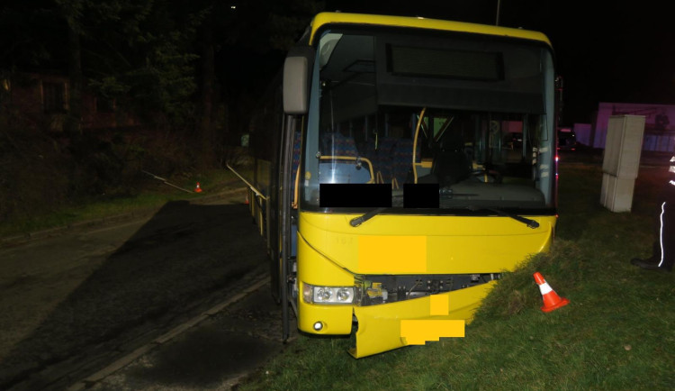 Mladík si chtěl splnit sen a ukradl autobus. Dvakrát boural, nechal ho stát napříč v ulici a utekl
