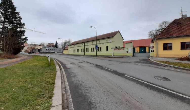 Řidiče v Rokycanech čekají zásadní dopravní omezení, začíná náročná rekonstrukce Jiráskovy ulice
