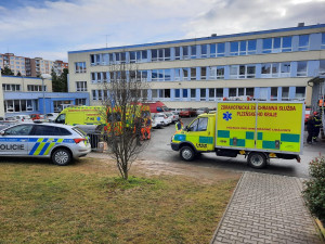 V suterénu základní školy vytekla dezinfekce, pět osob skončilo v péči záchranářů