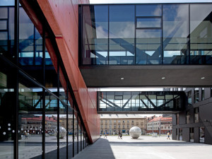 Milované i nenáviděné vejce před Novým divadlem zmizí, objekt také bude bezbariérový