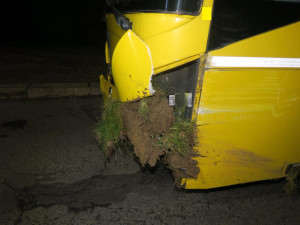 Mladí si chtěl splnit sen a ukradl autobus, dvakrát boural a nechal ho stát napříč v ulicí