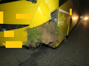 Mladí si chtěl splnit sen a ukradl autobus, dvakrát boural a nechal ho stát napříč v ulicí