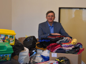 Úředníci magistrátu opět provětrali šatníky a darovali potřebným 70 pytlů oblečení a obuvi