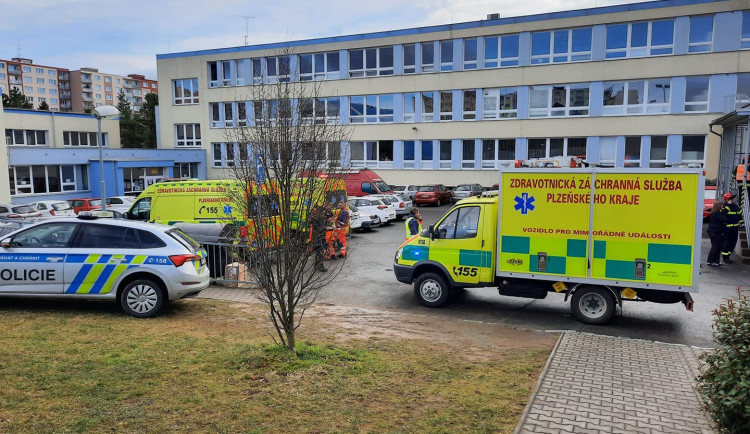 V suterénu základní školy vytekla dezinfekce, pět osob skončilo v péči záchranářů