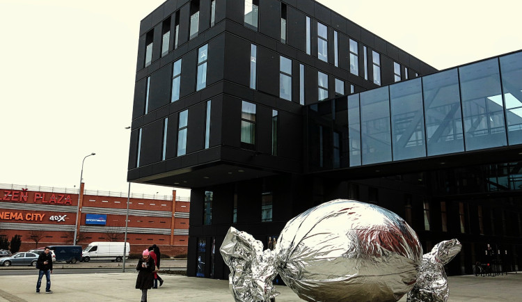 V roce 2018 se obří betonové vejce proměnilo v neméně velký bonbon, foto: Fakulta designu a umění Ladislava Sutnara