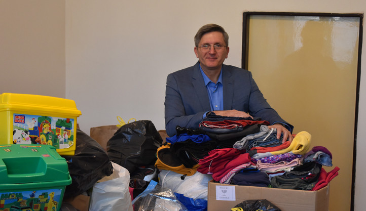 Úředníci magistrátu provětrali šatníky a darovali potřebným 70 pytlů oblečení a obuvi